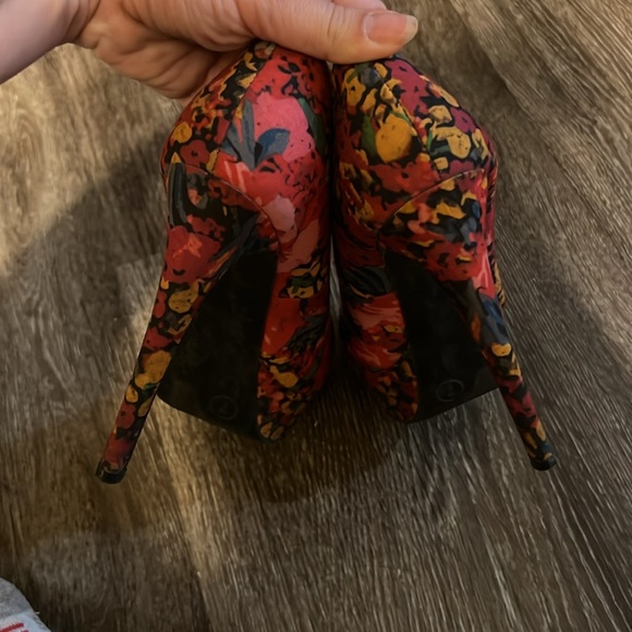 Xhilaration Floral Heels - Picture 3 of 8